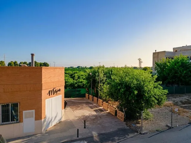 Luminoso piso con gran cocina y balcón frente a una tranquila plaza en Riola — 24