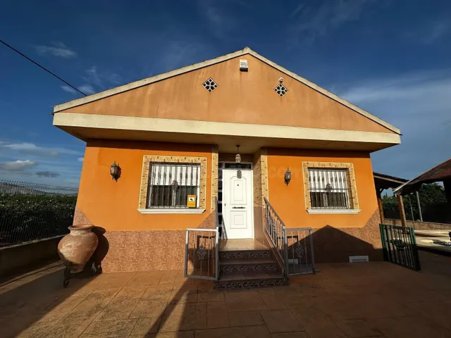 Casa familiar con piscina en Alquerías - foto 2