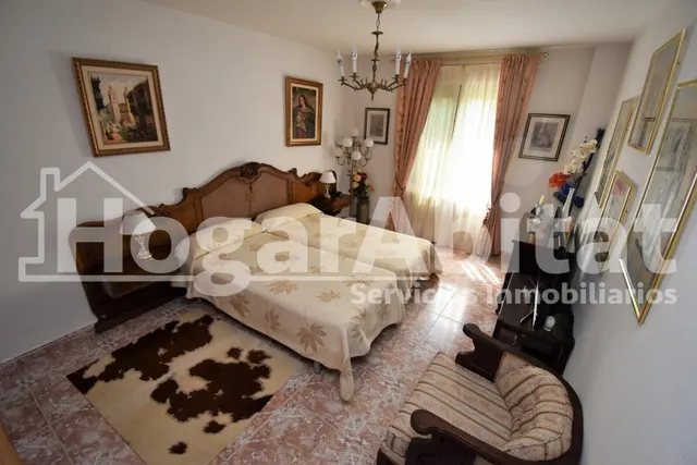 VILLA de 2 alturas con JARDÍN y PISCINA — 33