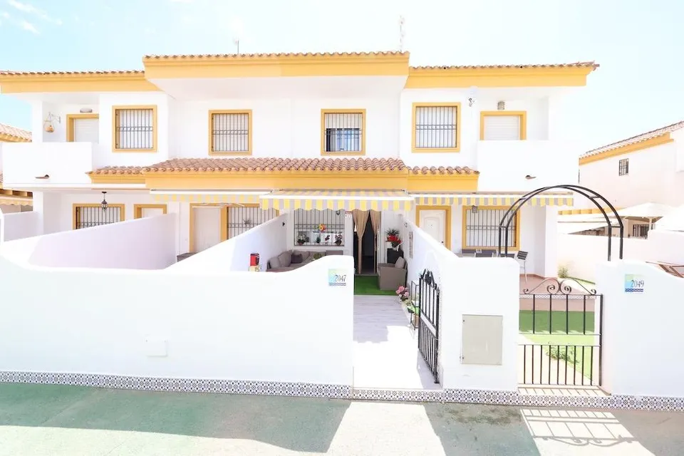Torre de la Horadada adosado duplex frente a la piscina