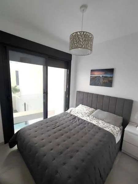 ALTO STANDING - Se vende bonita y amplia VILLA CON SOTANO Y PISCINA PRIVADA, 300 metros de parcela.- — 24