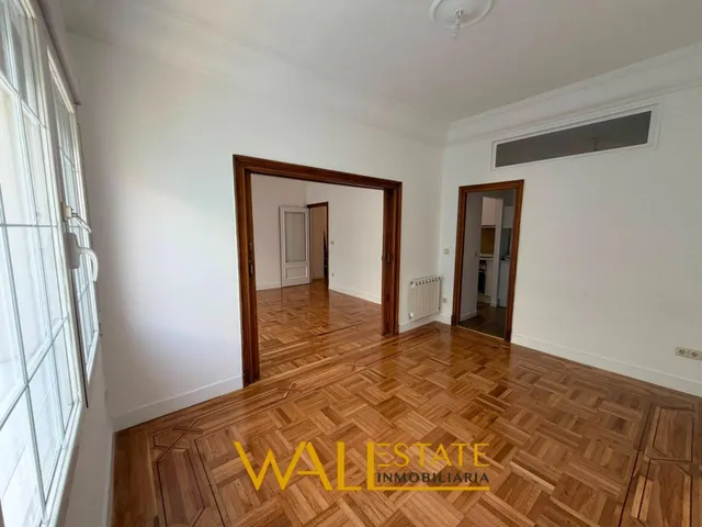 Espectacular piso de 3 dormitorios con balcón en pleno centro — 11