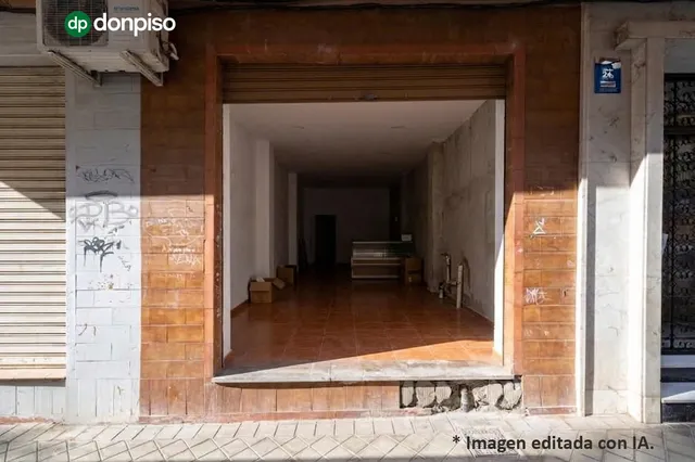 Local comercial junto a calle Alhamar. Ideal para oficina, despacho o almacén. Muy económico — 18