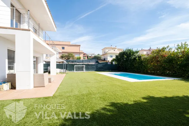 Chalet con piscina y 6 habitaciones en Can Regasol — 9