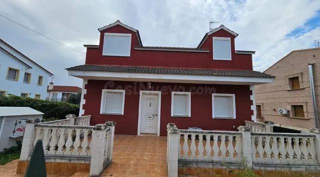 SE VENDE casa adosada OKUPA en C Olmos 11 de Méntrida