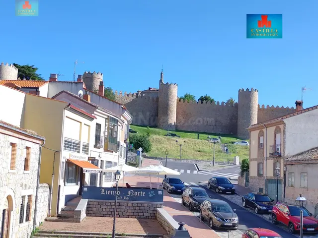 ESPECTACULAR CHALET DE 360M2 CON VISTAS A LAS MURALLAS DE ÁV - foto 2