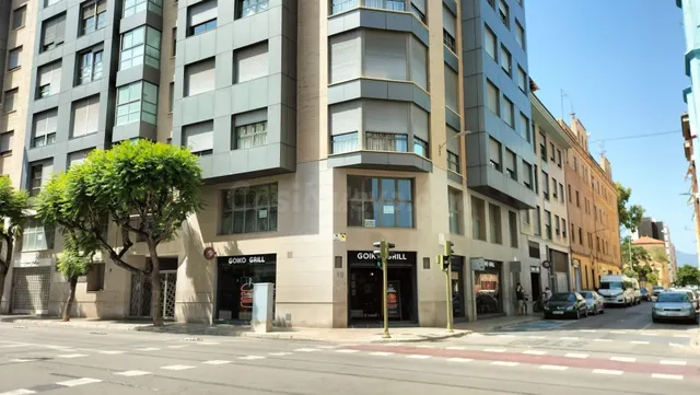 Alquilo Local comercial en planta baja céntrica con fachada  - foto 3