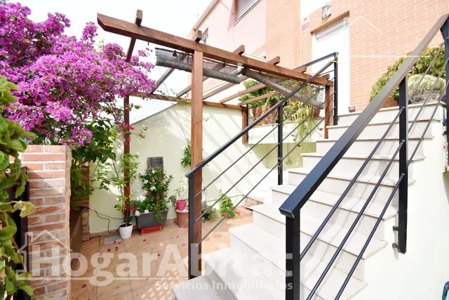 PRECIOSO ADOSADO EN URBANIZACIÓN CON PISCINA, GARAJE Y TERRAZA — 23