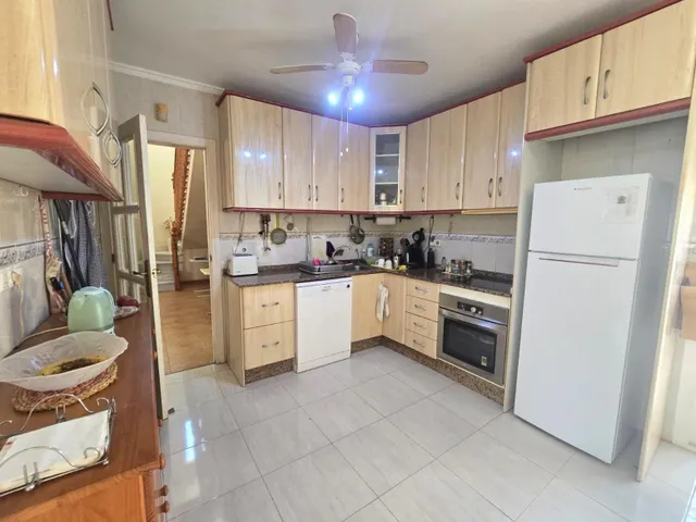 Amplia villa (aprox. 98 m2 + terrazas y garaje) con 3 dormitorios, 2 baños y gran piscina comunitaria. Cerca de colegios y comercios, y a solo 1,5 km de las playas de Punta Prima. — 15