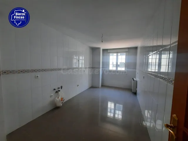 SE VENDE PISO EN EL CENTRO DE PONFERRADA - foto 2