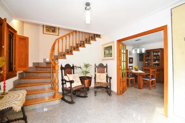 Casa de muy céntrica con gran garaje y jardín. - foto 2