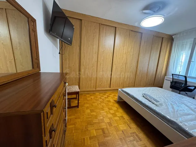 Amplias habitaciones en Alquiler en Piso en la Zona de La Pl - foto 2
