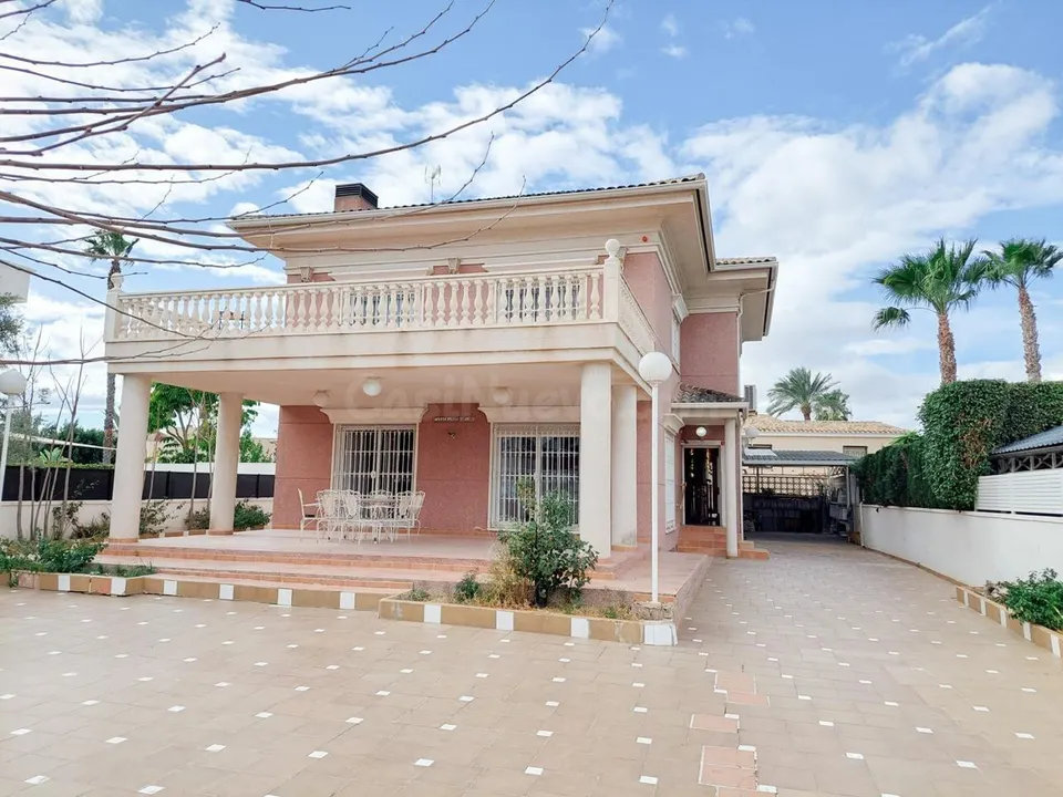 Chalet urbano en Ciudad Jardin Elche.