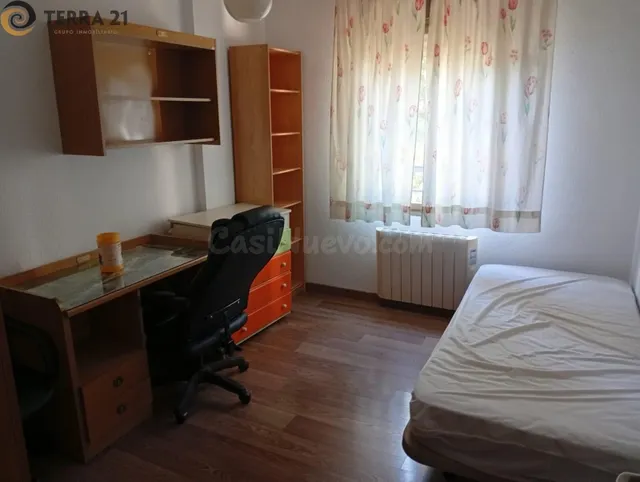 Habitación en alquiler para chica estudiante junto a la Univ