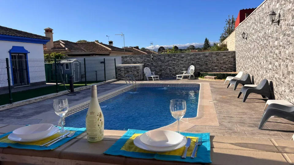 ESPECTACULAR CHALET EN VEGA DEL GOLF CON PISCINA Y ZONA DE OCIO