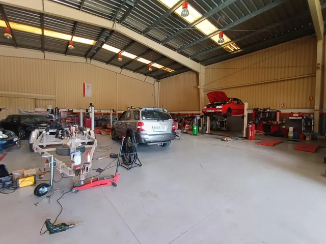 Taller automovil muy bien ubicado en la zona industrial de l - foto 3