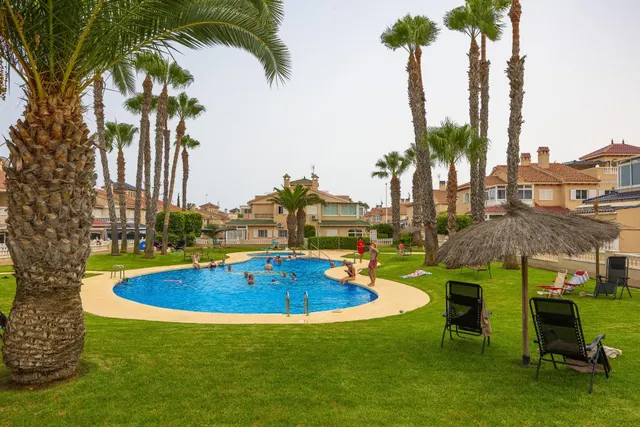 Bungalow de 2 dormitorios y piscina comunitaria en Orihuela Costa — 31
