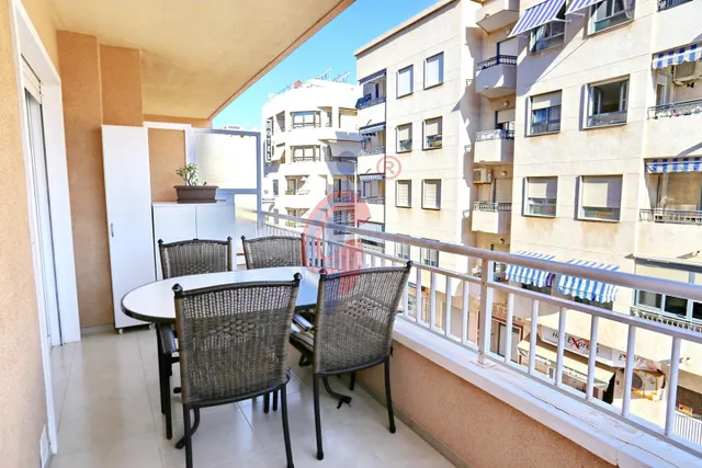 Piso de 3 dormitorios en venta en Guardamar del Segura, zona Mercadona, en esquina, con una gran terraza y vistas laterales al mar — 3