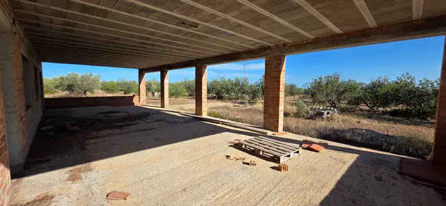 Finca rústica de 14.741 m2 con casa de campo por terminar, en un entorno tranquilo a 5 km del mar — 11