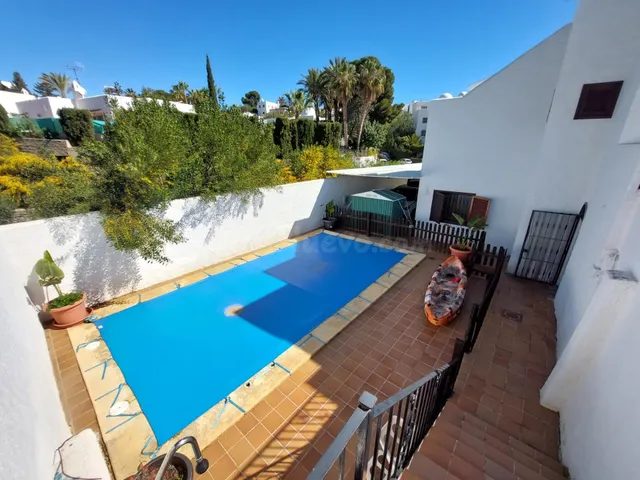 Casa chalet con 6 habitaciones y piscina privada en zona de  - foto 2