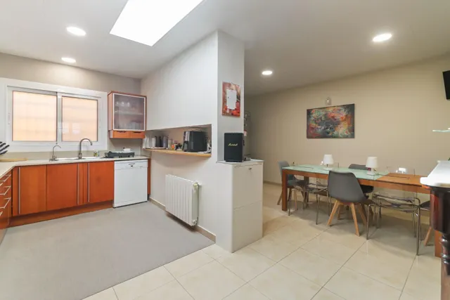 Casa adosada impecable de 4 dormitorios, placas solares y excelente ubicación en Empuriabrava. — 26