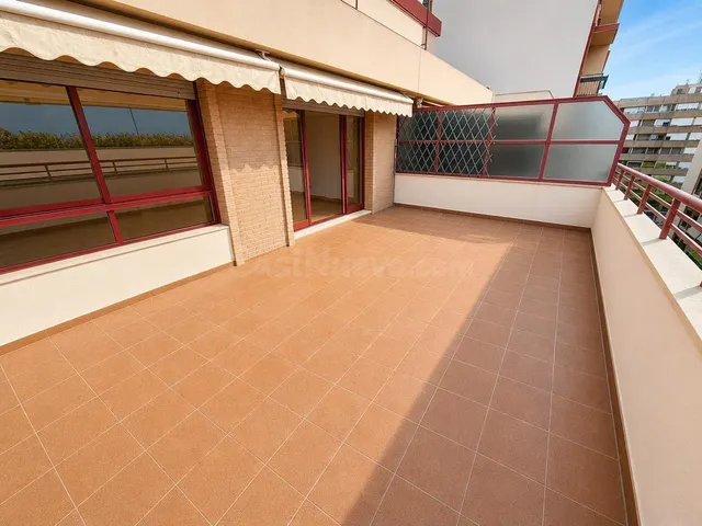 Ático exterior con terraza y garaje opcional en el centro de