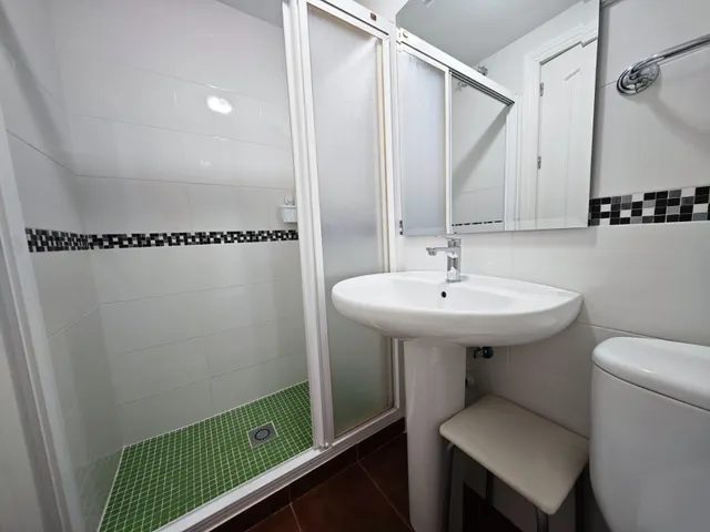 PISO CENTRICO EN FUENGIROLA CON VISTAS LATERALES AL PUERTO JUNTO A LA PLAYA. PERFECTO ESTADO — 26