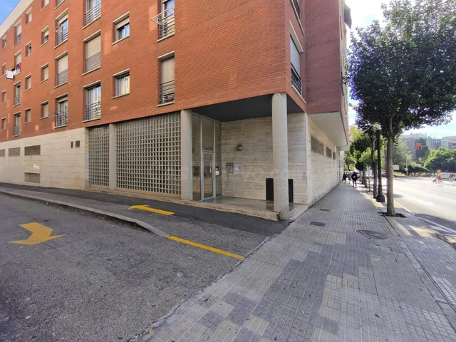Plaza de aparcamiento en Av Principado de Andorra, frente a Plaza Imperial Tarraco. — 5