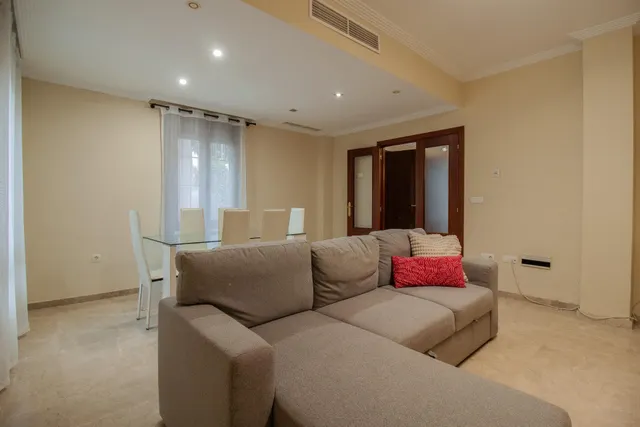 ¡Tu nuevo hogar en Bormujos! Magnífico chalet en alquiler con patio. — 16