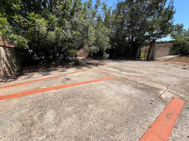 Terreno urbano en Torrent con edificación y frontenis. — 46
