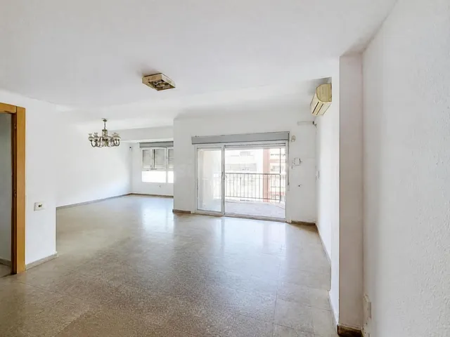 Amplio piso de 5 habitaciones y 129 m2 en zona Primado Reig - foto 2