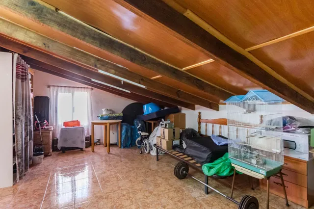 Casa con garaje, terraza y mucho potencial en los ramos — 26