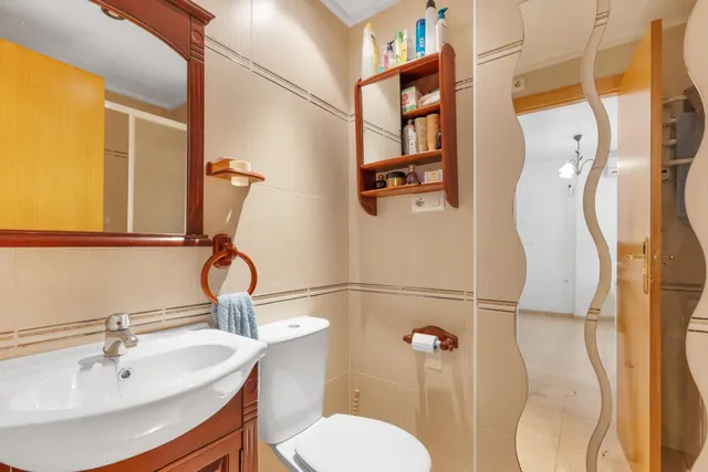 Apartamento de 2 dormitorios con piscina, garaje y trastero cerca del centro de Torrevieja — 21