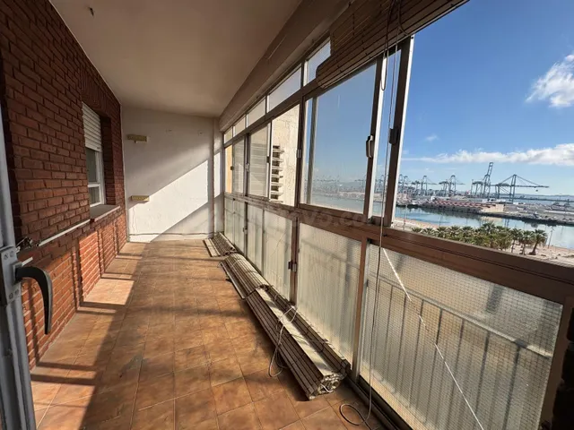 FANTÁSTICO PISO CON TERRAZA Y VISTAS A LA BAHIA. EN PERIODO  - foto 2