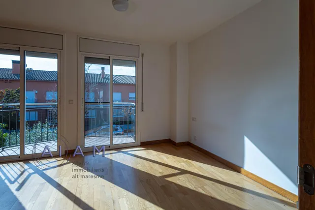 EN EXCLUSIVA CASA ADOSADA CON TERRAZAS Y MUCHO ESPACIO EN SANTA SUSANNA — 15