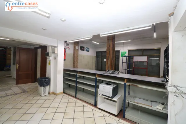 LOCAL COMERCIAL MUY ESPACIOSO PUERTA ACCESO CAMIONES — 3