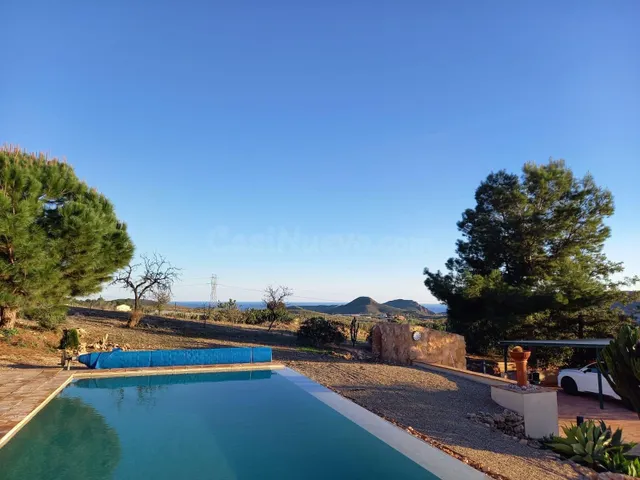 Refugio único con 3 viviendas, olivar y energía solar – Cost - foto 5