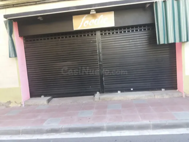 SANT CELONI (CENTRO): LOCAL COMERCIAL CON AMPLIA FACHADA EN 