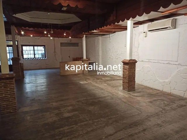 GRAN LOCAL A LA VENTA EN EL GENOVÉS — 8