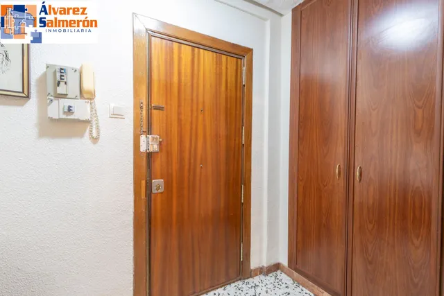 Piso de 3 dormitorios en calle milán, zaidín | muy luminoso y con gran potencial — 8