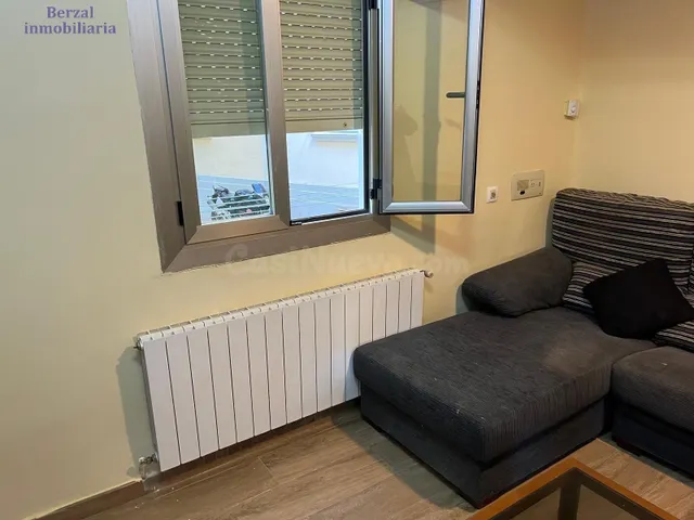 Piso planta baja, de tres hb y baño. Cocina y salón. Todo ex - foto 3
