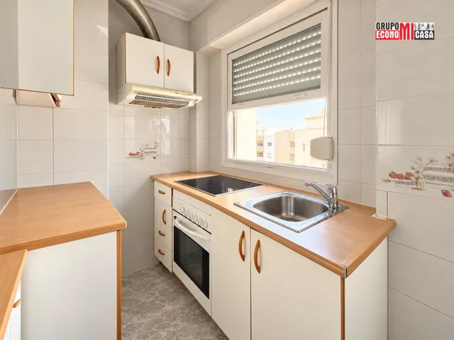 Vivienda de 3 dormitorios con balcón en Plaza Madrid, Elche (Alicante) — 10