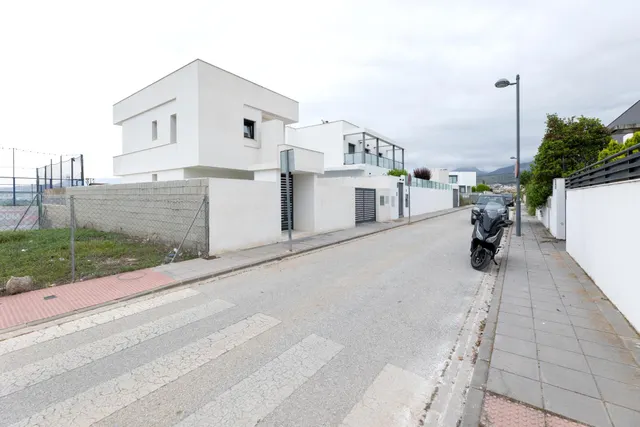 Bonita casa independiente de reestreno en zona residencial de la Zubia — 8