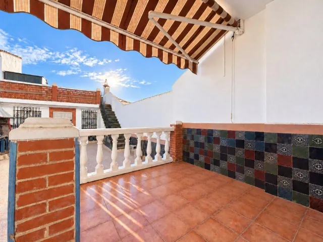 ADOSADO CON GRAN PATIO, TERRAZA Y GARAJE EN MASSARROJOS, JUN - foto 4