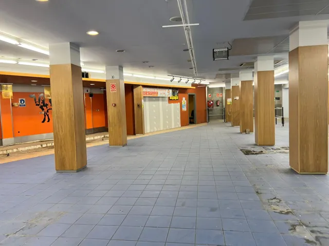 Amplio local comercial en el centro de Alcover. — 10