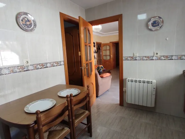 CASA EN UNA PLANTA !! Tres dormitorios, dos baños, patio, cochera. — 9