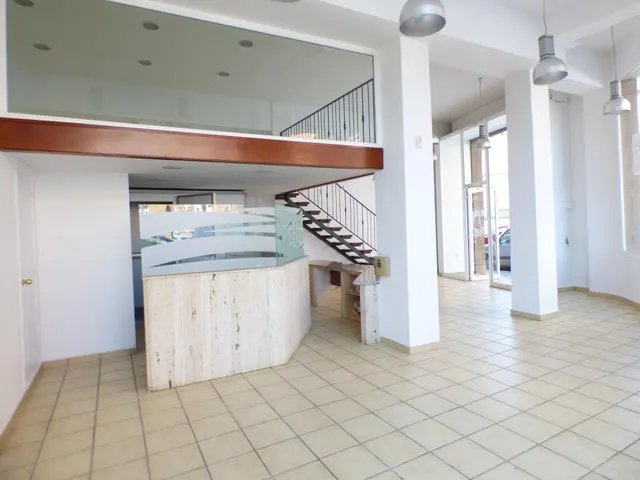 LOCAL TOTALMENTE ESQUINERO CON GRAN APARADOR EN ZONA DE PASO DE MANRESA EN VENTA — 4
