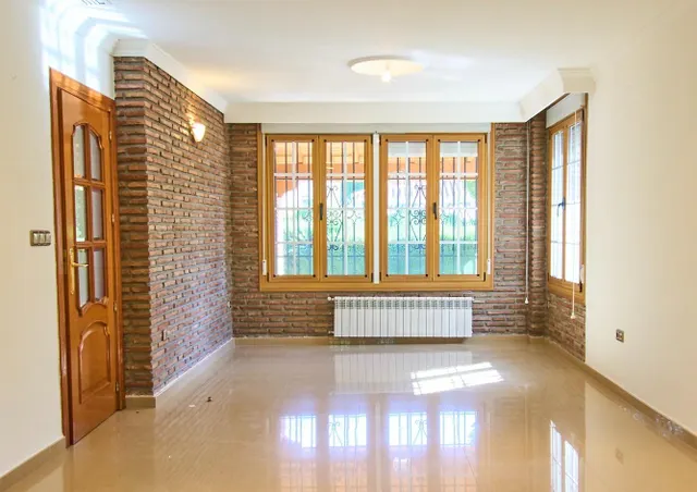 CHALET amplio con piscina situado en Urb. privada a la entra - foto 4