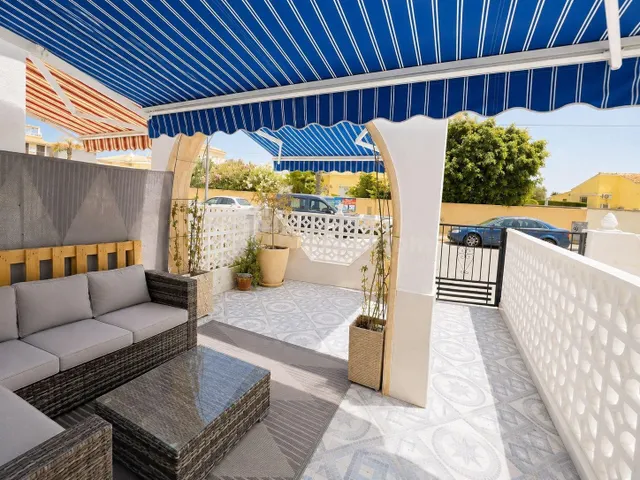 CASA ADOSADA DE 2 DORMITORIOS ORIENTADA AL SUR CON JARDÍN Y PISCINA PRIVADOS | TORREVIEJA — 4