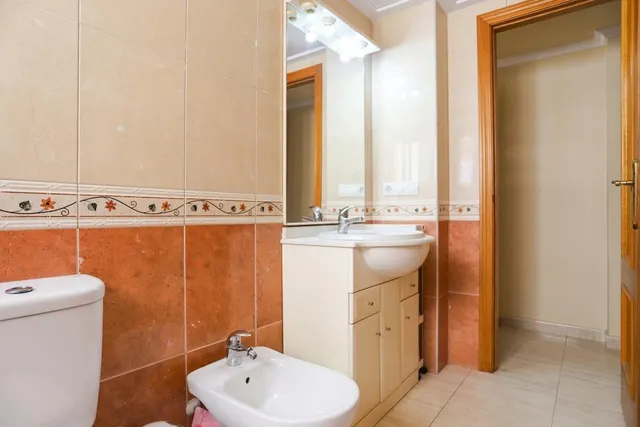 Piso de 2 dormitorios junto al Puerto Deportivo de Guardamar, orientación sur y piscina comunitaria — 10